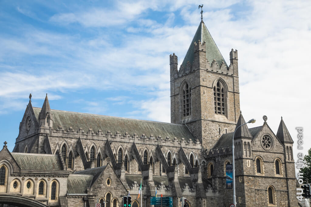 Die Christ Church Cathedral ist eine wichtige Sehenswürdigkeit in Dublin und  ein imposantes Bauwerk. Von der Strasse aus bleiben einem viele Details und Türmchen verborgen. 