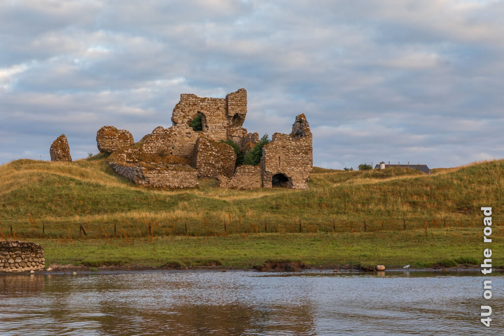 Die Steinreste der Burg stehen abgezäunt auf einem Hügel, denn sie balancieren eigenwillig ihr Gewicht.