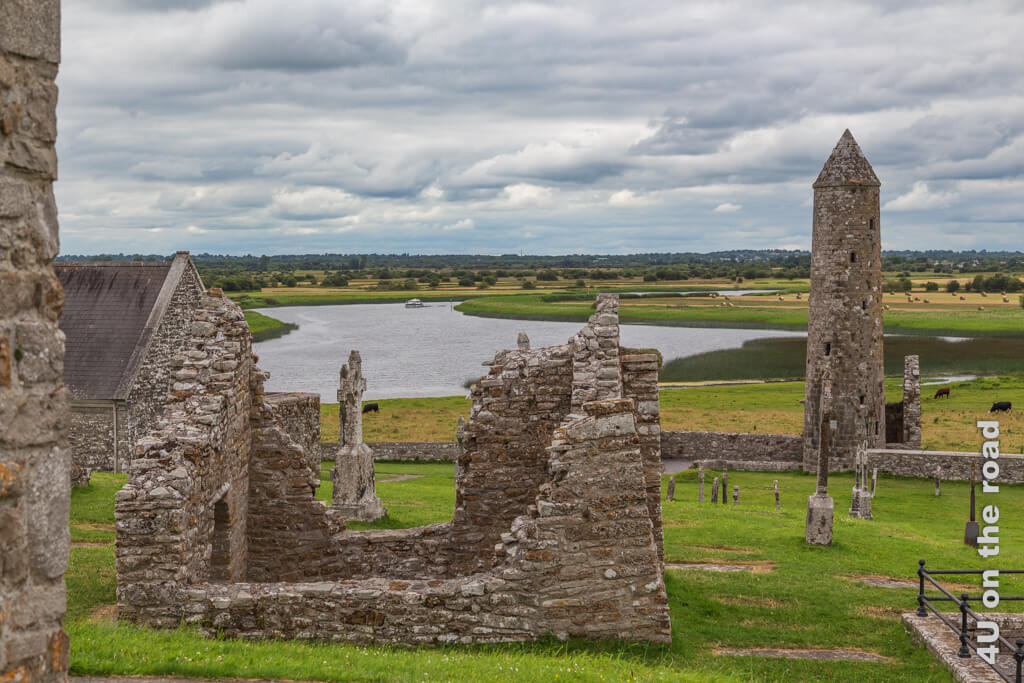 Von der Ruine der kleinsten Kirche sieht man auf den Shannon und die weite Ebene aus Viehweiden und Feldern
