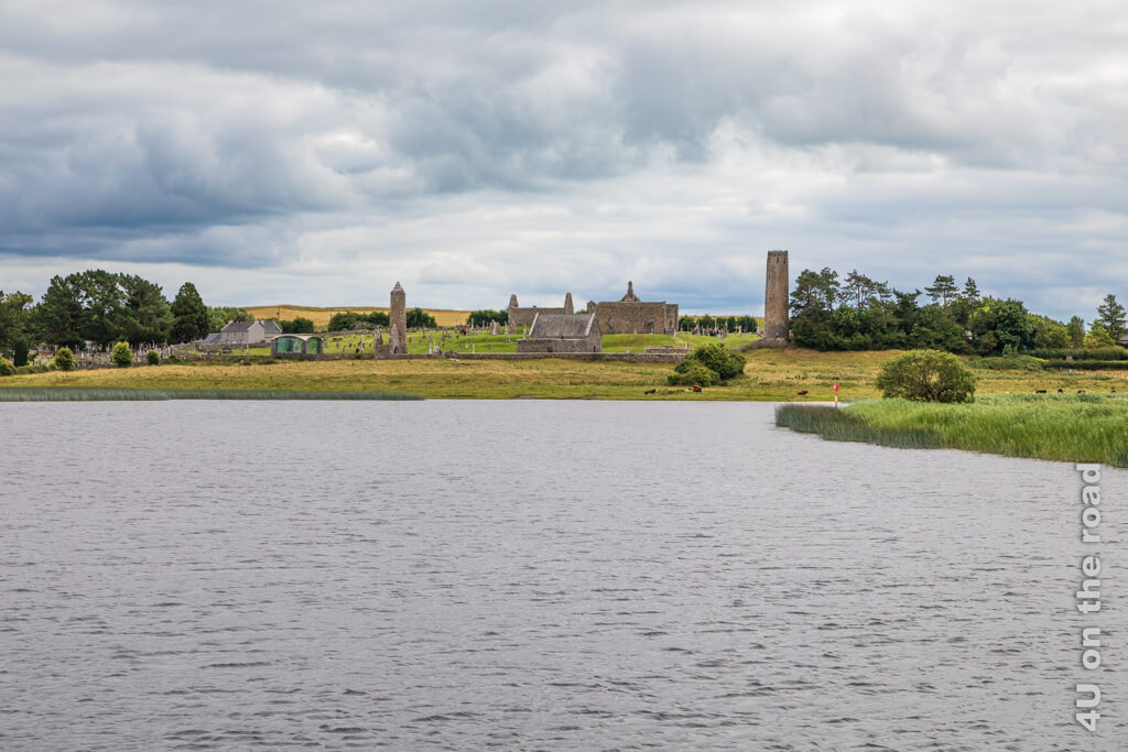 Vom Fluss kommend, fallen als erstes die Türme und Kirchenruinen ins Auge. Clonmacnoise ist eine beeindruckende Sehenswürdigkeit, die du gut mit Hausbootferien in Irland verbinden kannst.