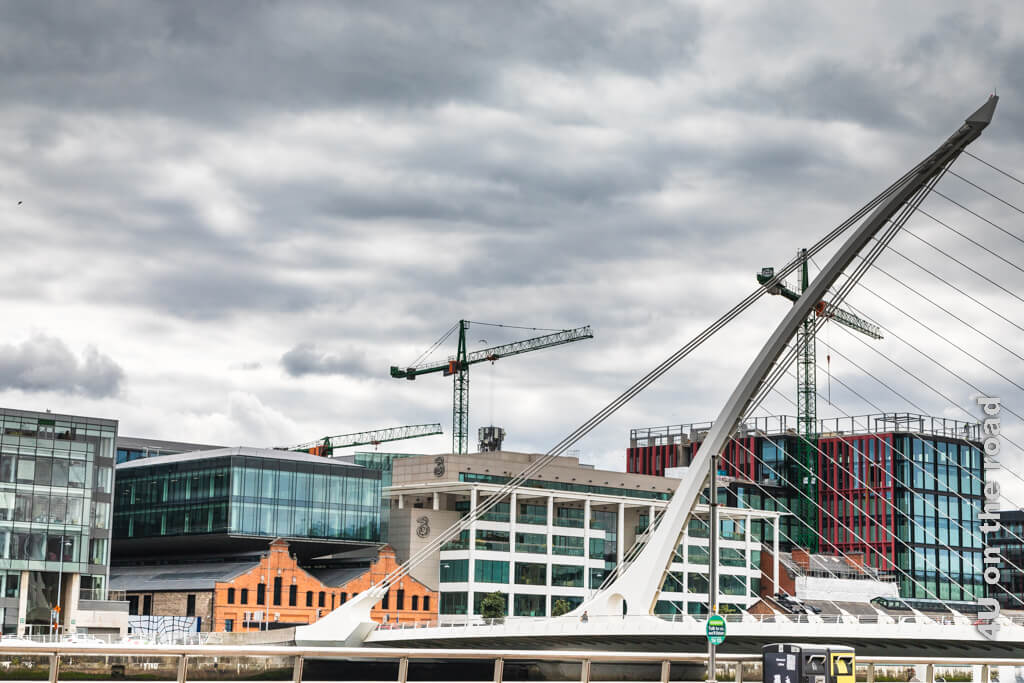 Eine Brücke wie eine umgekippte Harfe ist Symbol des modernen Dublin. Die Docklands sind eine Sehenswürdigkeit, die du dir in Dublin nicht entgehen lassen solltest - Feature Dublin