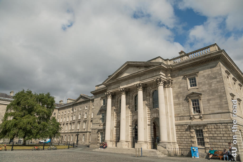 Das grosse Portal mit griechischen Säulen erinnert ein wenig an einen Tempel und hat auf der anderen Seite ein Spiegelbild. Das Trinity College mit der berühmten Bibliothek ist eine der Hauptsehenswürdigkeiten in Dublin.