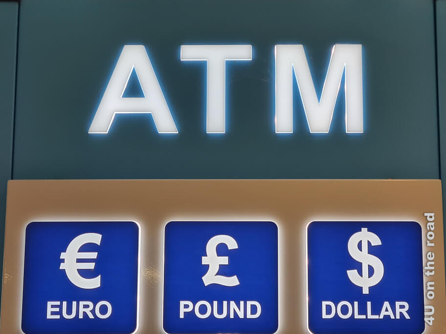 Die Geldautomaten am Flughafen in Dublin erinnern an einarmige Banditen der Spielkasinos. Dieser zeigt in den 3 Feldern Euro, Pfund und Dollar an. Andere Automaten, zeigen drei mal Euro an.