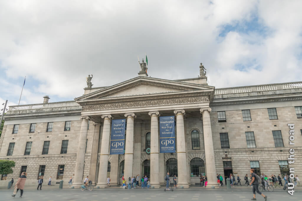 Das GPO ist eine historisch wichtige Sehenswürdigkeit von Dublin. Das Gebäude wurde im Neoklassizistischen Stil erbaut. Der Eingang erinnert an einen griechsischen Tempel.