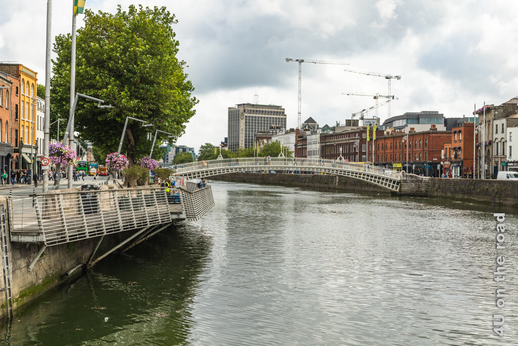 Die Ha'penny Bridge ist eine gusseiserne Brücke mit hübschen Laternen. Wenn du durch Dublin spazierst, solltest du die Augen nach dieser Sehenswürdigkeit aufhalten.