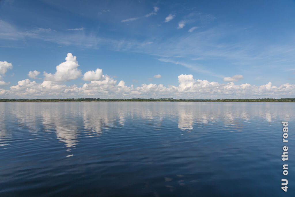 Der blaue Himmel mit ein paar weissen Wolken spiegelt sich auf der glatten Oberfläche des Lough Ree. Bei solchem Wetter ist Urlaub im Hausboot ein Traum.