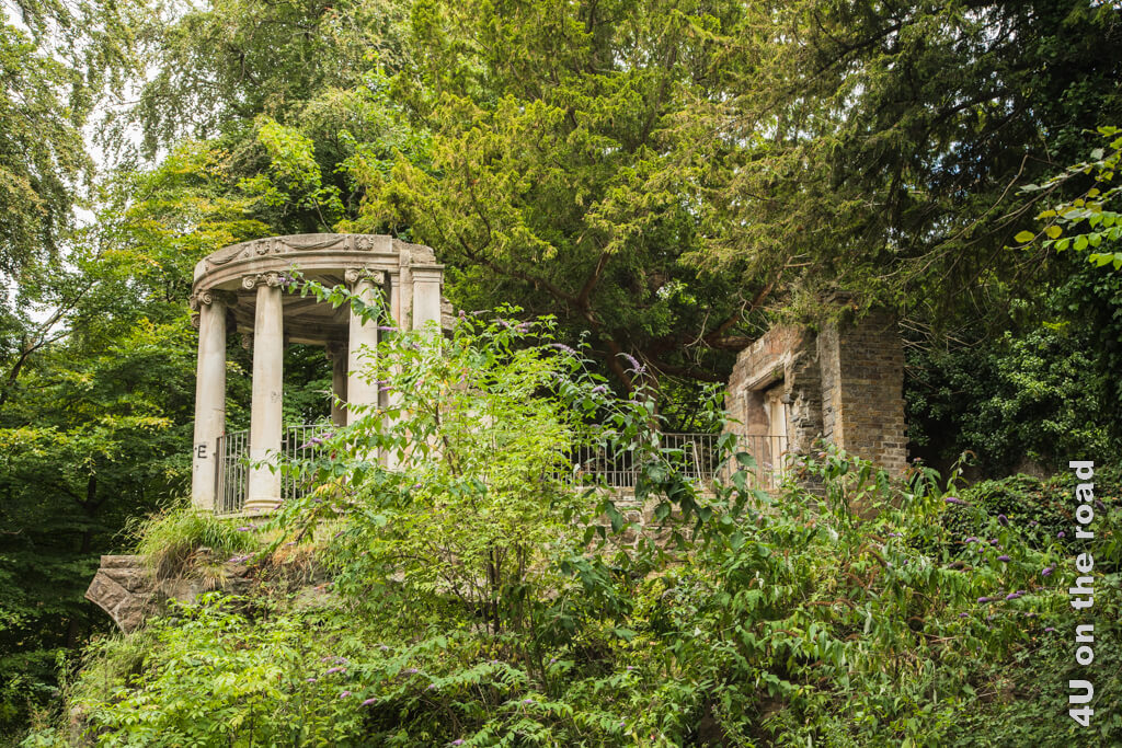 Die angedeutete Ruine eines griechischen Tempels ist keine Sehenswürdigkeit von Dublin, sondern ein Gestaltungselement im St. Anne's Park.