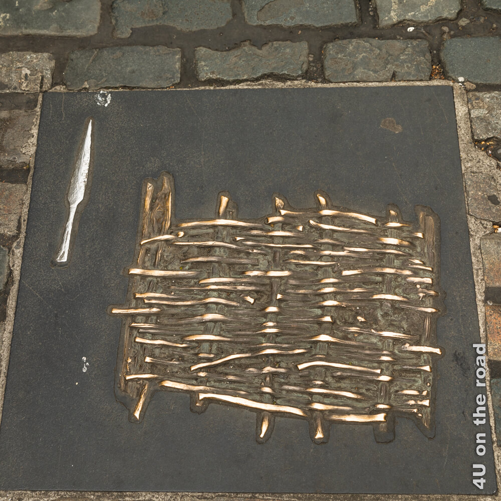 Die Bronze einer Webarbeit weisst darauf hin, dass in dieser Gegend von Dublins Innenstadt die Weber ihrem Gewerbe nachgegangen sind.  - Dublins Sehenswürdigkeiten