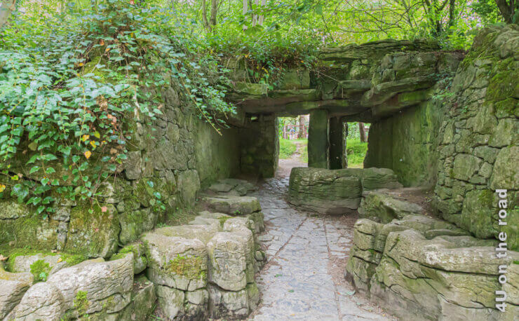 Ein doppeltes Tor in künstlichen Felsen, urig bewachsen ist das Titelbild für den Beitrag Ausflüge in Dublins Umgebung