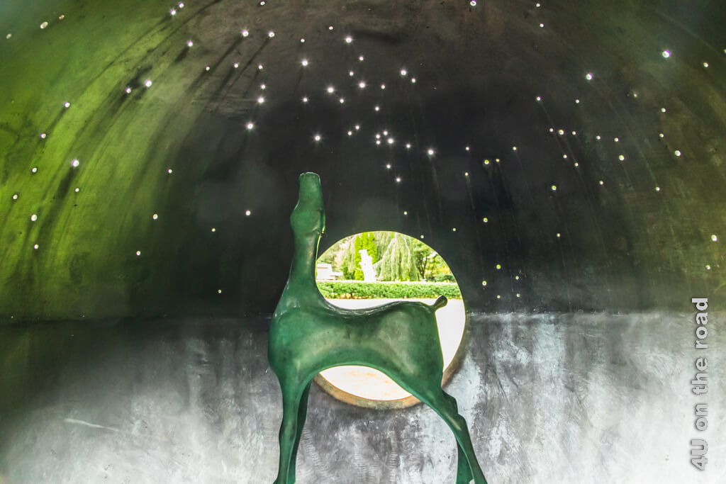 Ein Pferd streckt den Kopf zur Kuppel, in der durch Löcher scheinbar Sterne leuchten, als würde ein Wolf den Mond anheulen. Diese Skulptur im Irish National Stud wurde von Königin Elisabeth bei ihrem Besuch 2011 in Irland enthüllt.