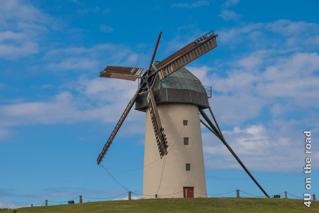 Bei der grossen Windmühle von Skerries ist gerade einer der fünf Windradflügel zur Reparatur.