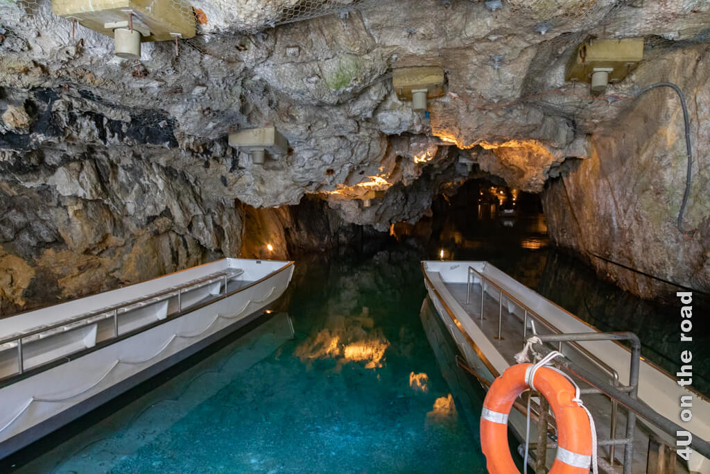 Am Eingang zum unterirdischen See St. Léonard im Wallis sieht man, dass die Höhlendecke durch verschiedene Verbauungen gesichert ist. Das Wasser erscheint im Vordergrund durch die Beleuchtung blau.