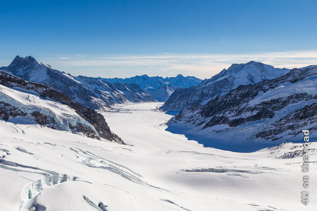 In der Kurve des Aletschgletschers blickt man bis zum Eggishorn, aber alles ist in Schnee gehüllt.