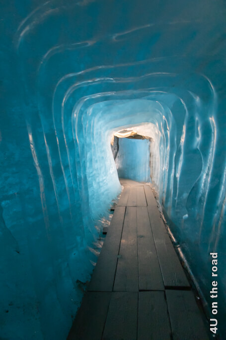 Zur Eishöhle des Rhonegletschers gelangt man durch einen teilweise blau schimmernden Tunnel.