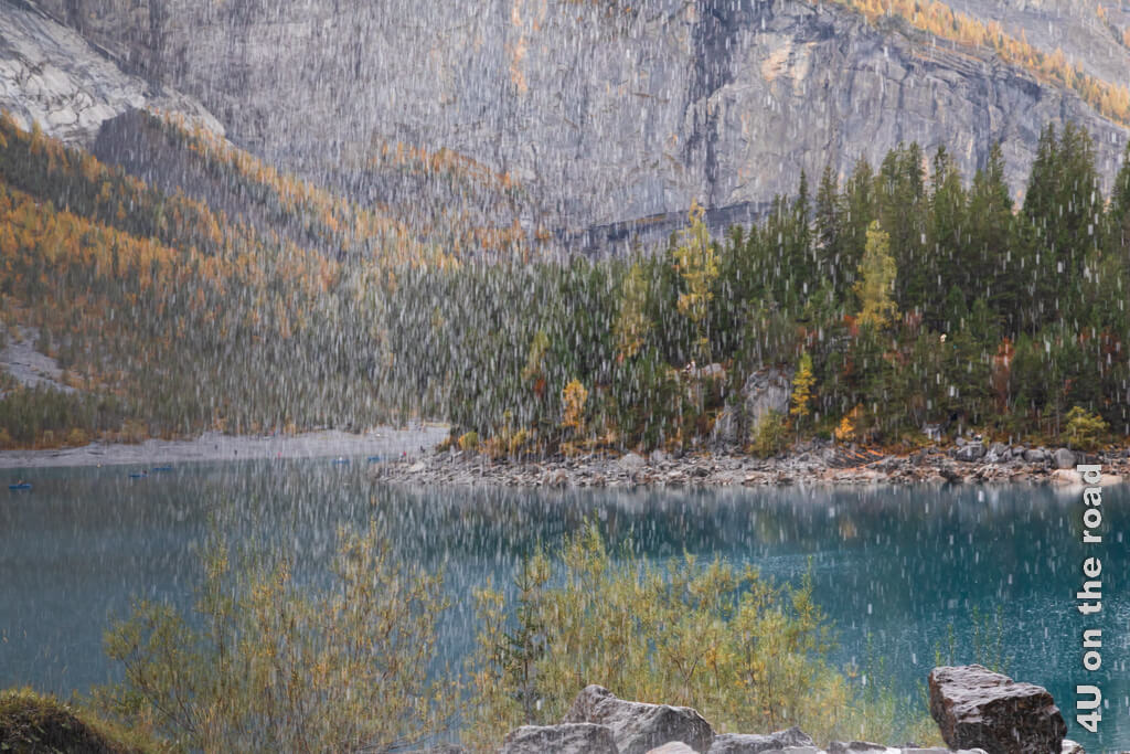 Der Oeschinensee, durch den Wasserfall hindurch fotografiert, erinnert an das Bild eines Malers. Das Wasser fällt nicht überall gleich stark, was dem Bild einen besonderen Charakter verleiht.