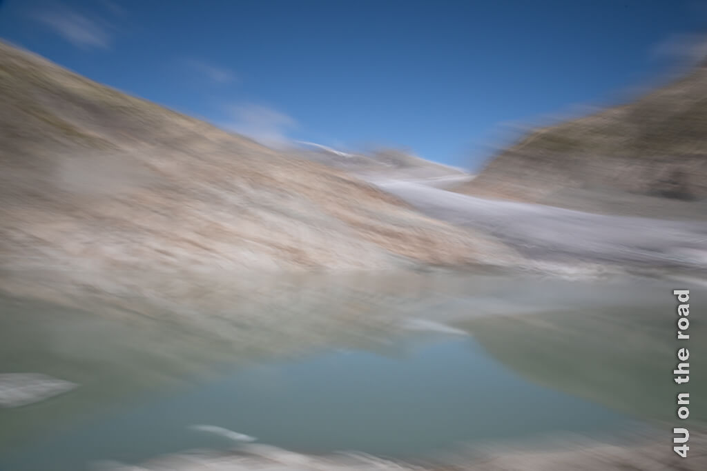 Ein verwischtes Bild des Rhonegletschers und des Gletschersees zeigt nur schemenhaft die Strukturen.