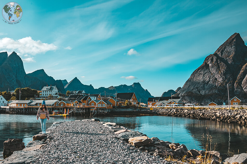 Sakrisøy auf den Lofoten von My Travel Island ist ein Ort am Wasser umgeben von spitzen Bergen.
