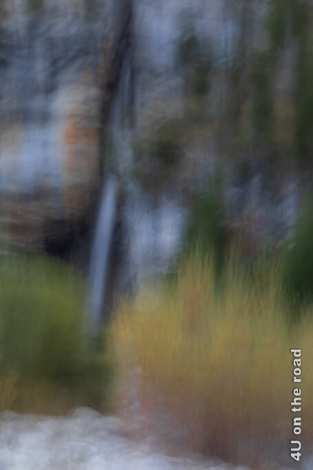 Wasserfall am Oeschinensee abstrakt als ICM - Herbsteskapaden Kandersteg