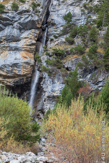 Der gleiche Bildausschnitt des Wasserfalls am Oeschinensees, nur dass der Wasserfall dieses Mal real abgebildet ist.