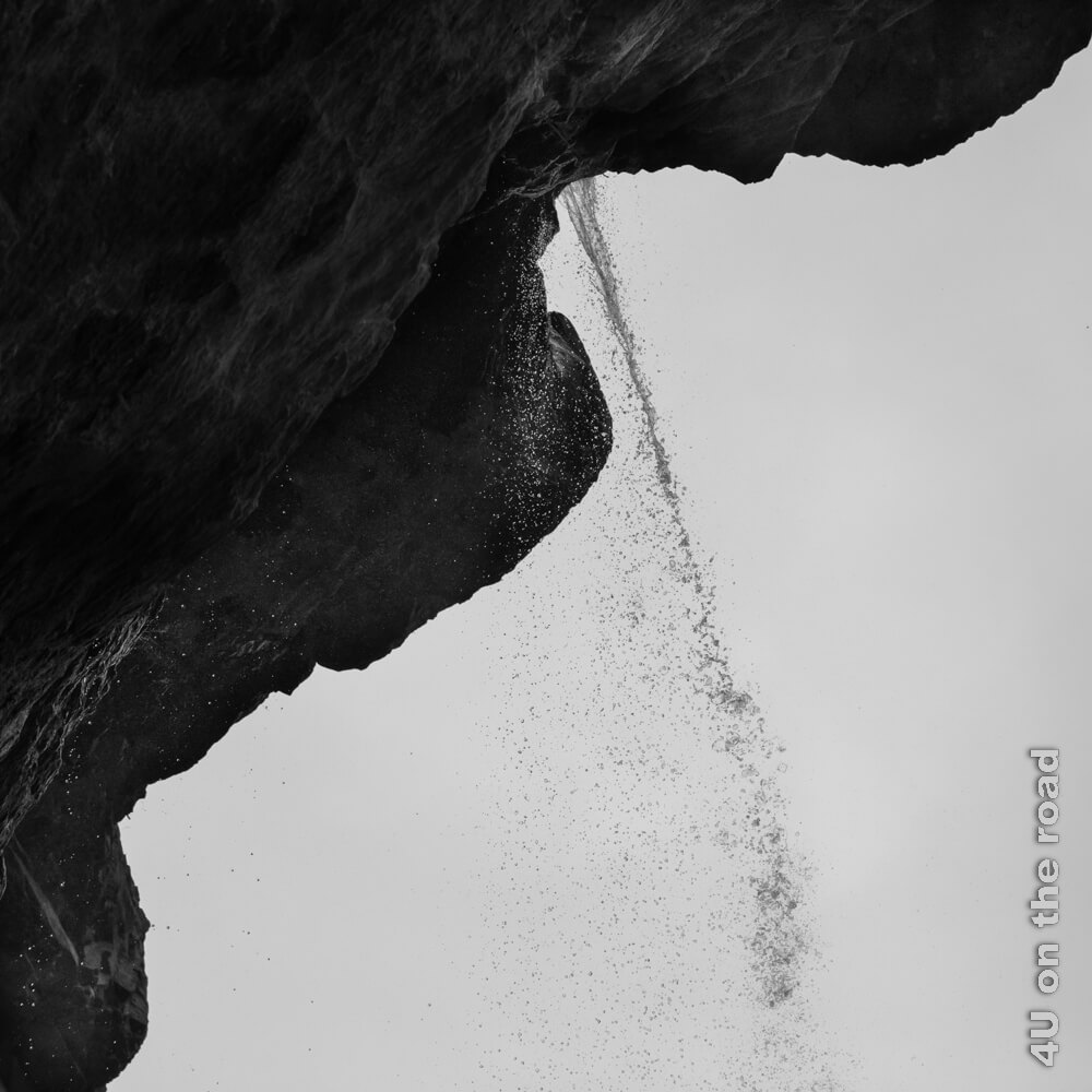 Schwarz-weiss Bild des vorderen Wasserfalls am Oeschinensee von der rechten Seiten. Das Fotografieren am Oeschinensee macht fast mehr Spass als wandern.