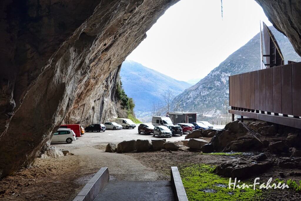 Der Zugang zur Grotte de Niaux liegt in einem riesigen Abri (Felsüberhang), wo sich auch der Parkplatz befindet.