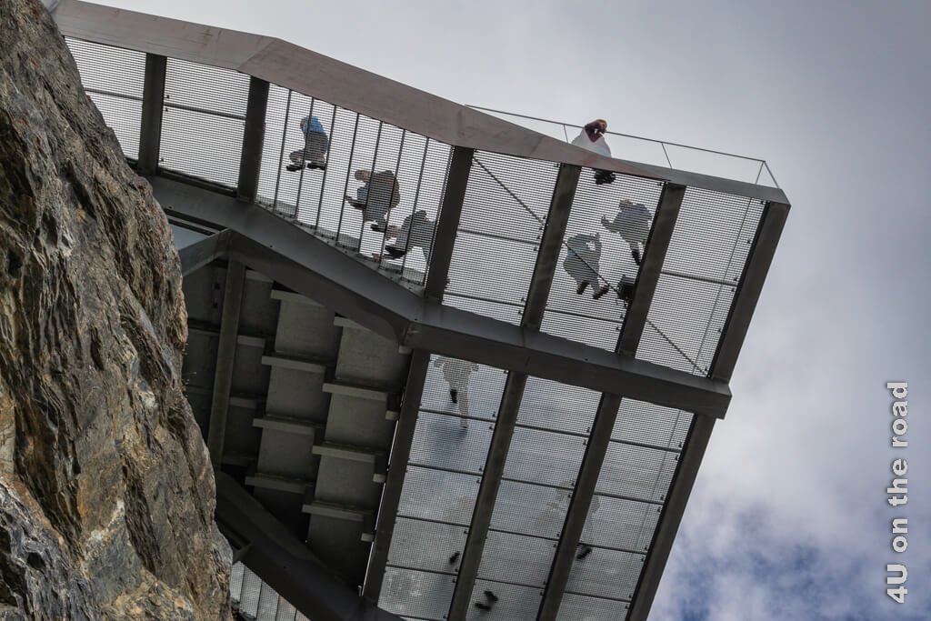Die Aussichtsplattform über dem Thrill Walk in Birg von unten gesehen, sieht lustig aus, da die Leute auf der Plattform wie Pappaufsteller wirken.