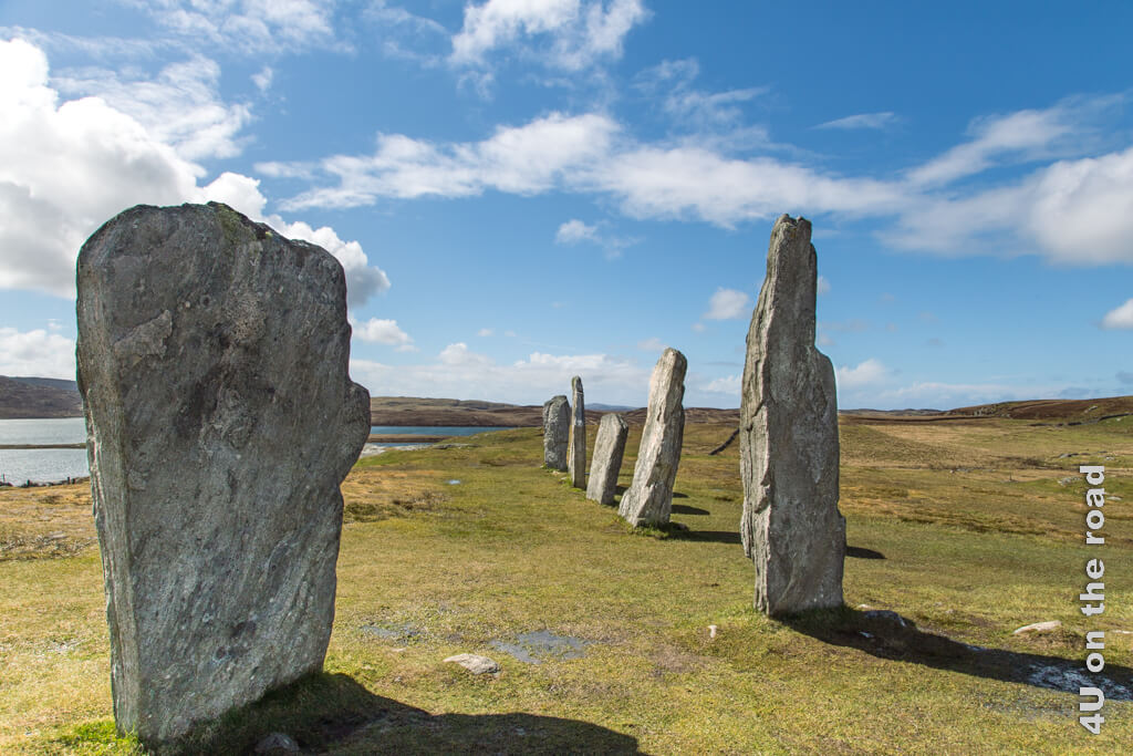 Callanish Standing Stones auf der Insel Lewis, hier führen die Steine den Blick des Betrachters in die Ferne zum See.