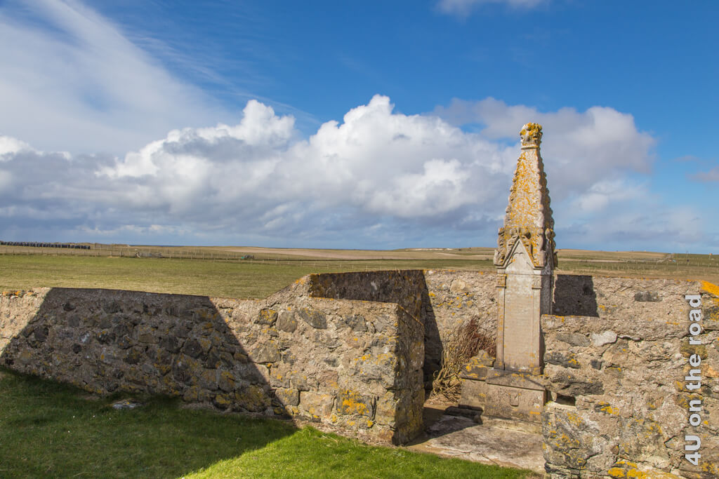 Der Flora MacDonald Gedenkstein auf South Uist ist eine von niedrigen Mauern umgebene schlichte quadratische Säule mit einem lang gezogenen Dach. Die Inschrift ist verwittert.