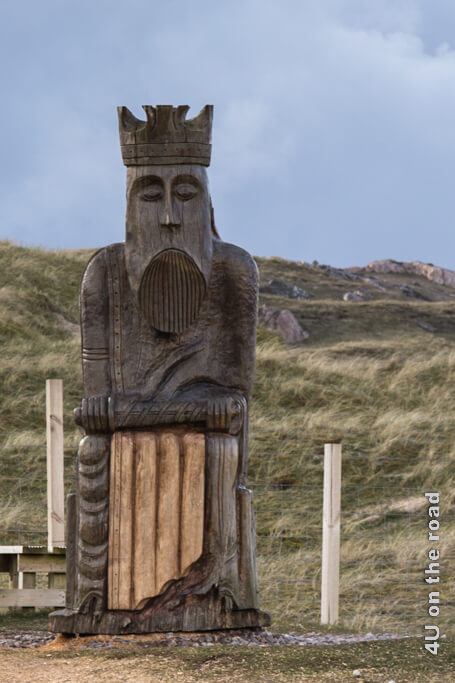 Der König mit Krone und Bart sitzt auf seinem Thron. Nachbildung der Schachfiguren, die auf der Insel Lewis gefunden wurden.