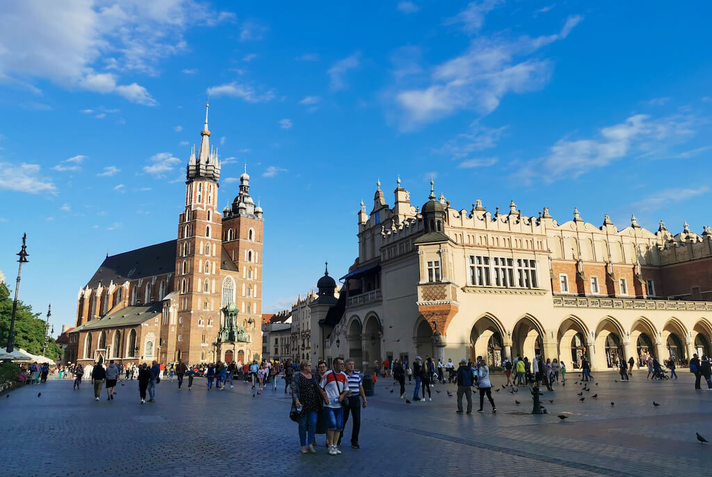 Der große Marktplatz im historischen Zentrum der Stadt Krakau mit Blick auf Marienkirche und Tuchhallen.