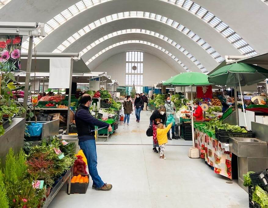 Markthalle von Matosinhos zeigt Stände mit Obst und Gemüse und Grünpflanzen