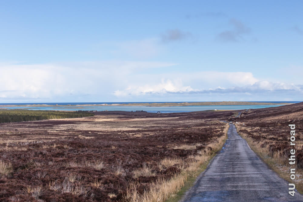 Die einspurige Strasse führt über einen Hügel. Fährt man diese von Süd nach Nord (North Uist), kann man den Blick über die Heidelandschaft und das Meer geniessen. 
