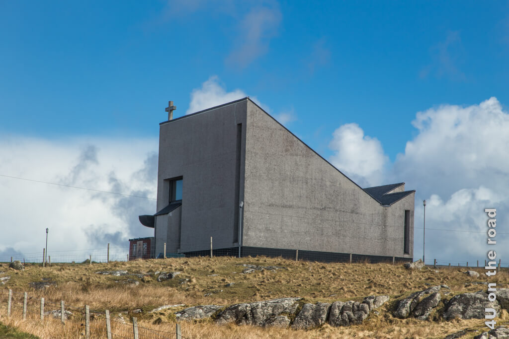 Diese Kirche ist ein imposantes Gebäude, welches von jeder Seite anders aussieht und in der Landschaft der Äusseren Hebriden vollkommen fehl am Platz wirkt.