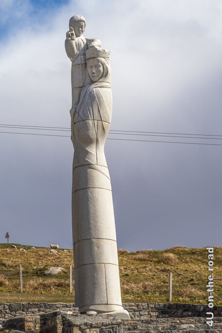 Our Lady of the Isles in South Uist blickt in Richtung der geplanten Raketenbasis. Sehenswürdigkeit beim Inselhopping auf den Äusseren Hebriden