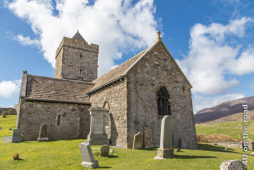 Die St. Clement's Church steht in Rodel, auf der Insel Harris auf einem kleinen Friedhof inmitten einer Graslandschaft. Sie hat einen Turm, der an einen Wehrturm erinnert.
