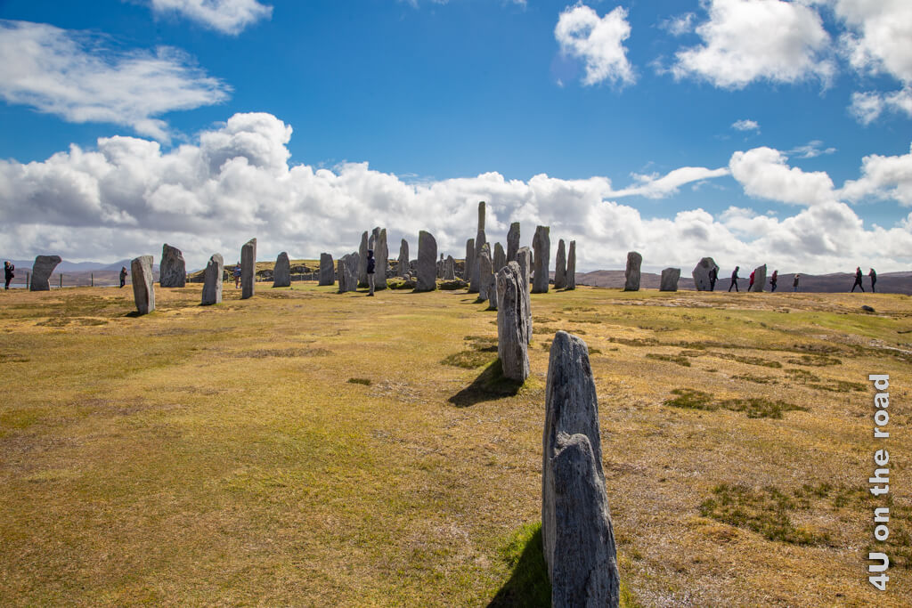 Der Blick des Betrachters wird über eine Reihe Steine zur Mitte hingeführt und anschliessend zu beiden Seiten weiter. Callanish Standing Stones findest du an der Westküste von Lewis. Sie sind die Sehenswürdigkeit auf dieser Insel der Äusseren Hebriden.