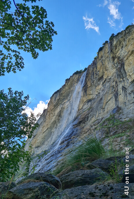 Hier erkennt man ganz gut, dass der Staubbachfall in Lauterbrunnen von oben über die Kante fällt und sich dann in einer breiten Fahne verteilt.