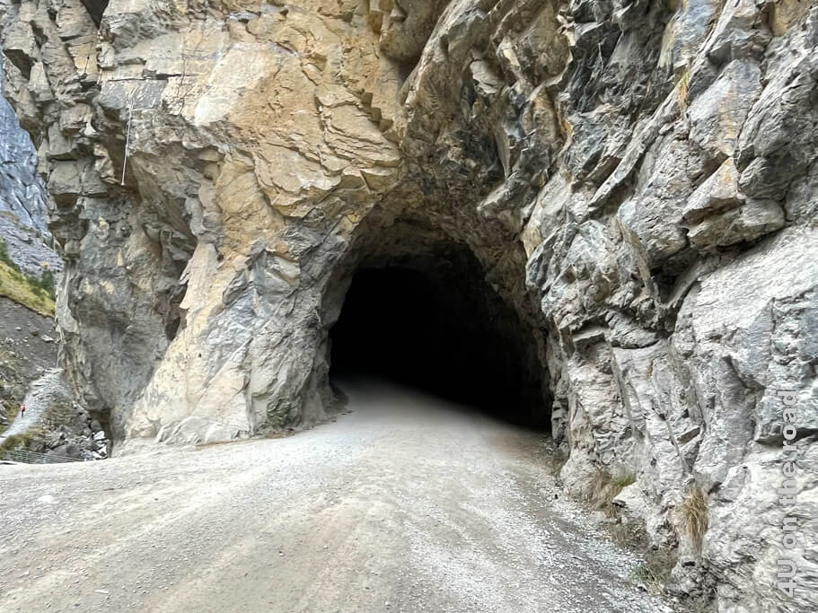 Ein grob in den Fels gehauener Tunnel ist Teil der Strasse durch die Schlucht von Kandersteg ins Gasterntal und weiter nach Selden.