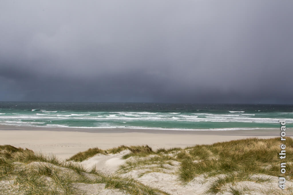 Weisser Sandstrand, ein Meer welches anfänglich noch türkisgrün leuchtet, weisse Schaumkämme auf den Wellen und dahinter kommt die schwarze Unwetterfront - so dramatisch schön sieht das Unwetter auf der Isle of Barra aus.