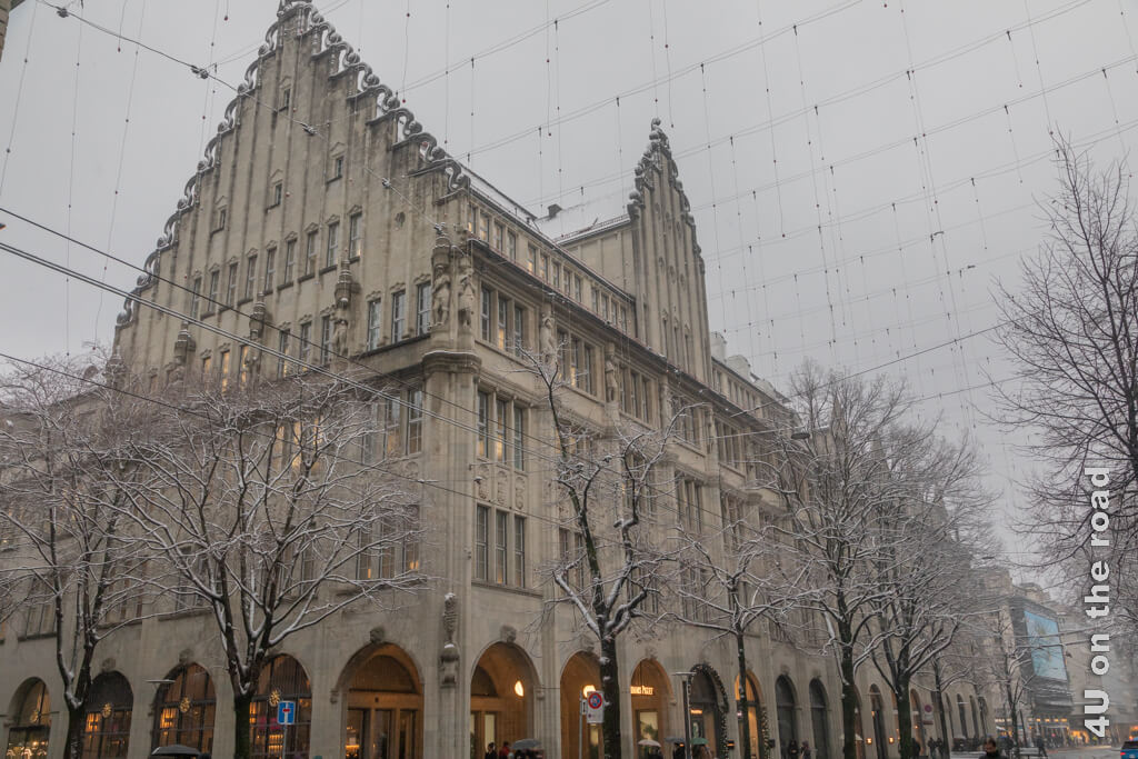 Aufstrebende gotische Formen, streng gegliederte Fensterfronten, ein Treppengiebel, Figuren, die einen Absatz zur Unterbrechung des aufstrebenden Charakters nach der 3. Etage schmücken. Das Grieder Haus ist ein besonderer Ort in Zürich.