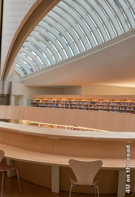 Leseplätze in der obersten Etage unter dem Glasdach. Die Bibliothek der Rechtswissenschaftlichen Fakultät gehört zu den besonderen Orten in Zürich, die bei den Zürich Tipps nicht fehlen dürfen.
