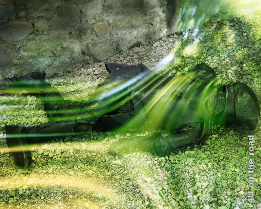 Ein am Boden liegender Ritter wird von einem grünen Hauch hinweggefegt. Ihm geht es damit so wie dem Jahr im Jahresrückblick 2022.