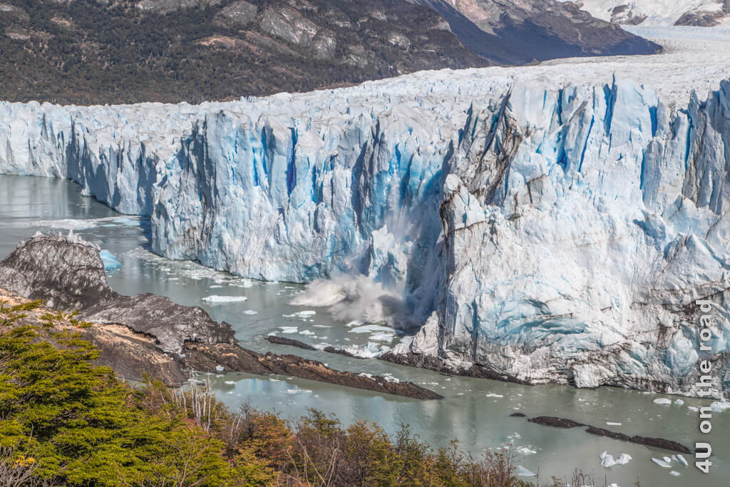 Von einer der Aussichtsplattformen sehen wir einen Gletscherabbruch.