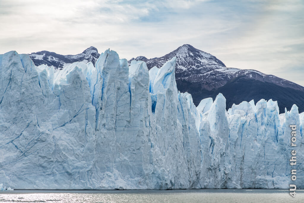 Die spitzen Zacken des Perito Moreno Gletschers ragen in den Himmel