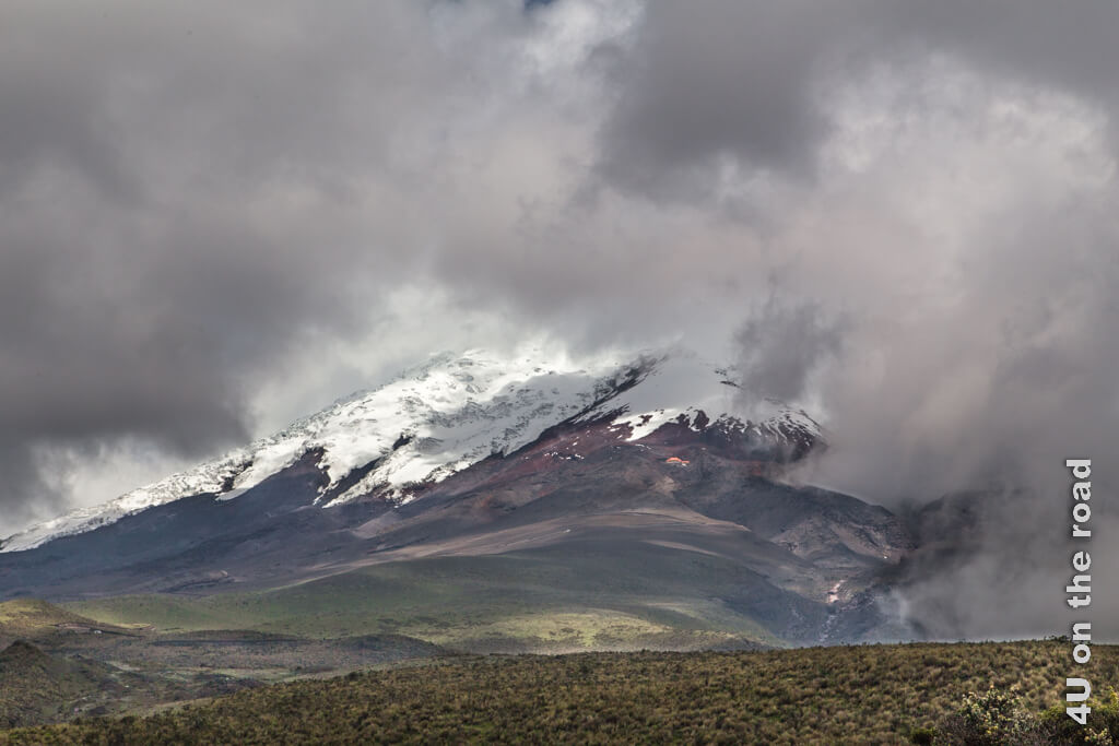 Das Refugio José Rivas befindet sich an der Flanke des Cotopaxi Vulkans unterhalb des Schnees. Durch das rote Dach fällt es schon von weitem auf.