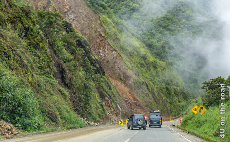 Zur Illustration des Beitrags "Soll man mit dem Mietwagen durch Ecuador fahren" gibt es ein Bild von einem Erdrutsch und zwei Fahrzeugen, die sich auf den Bypass einfädeln.