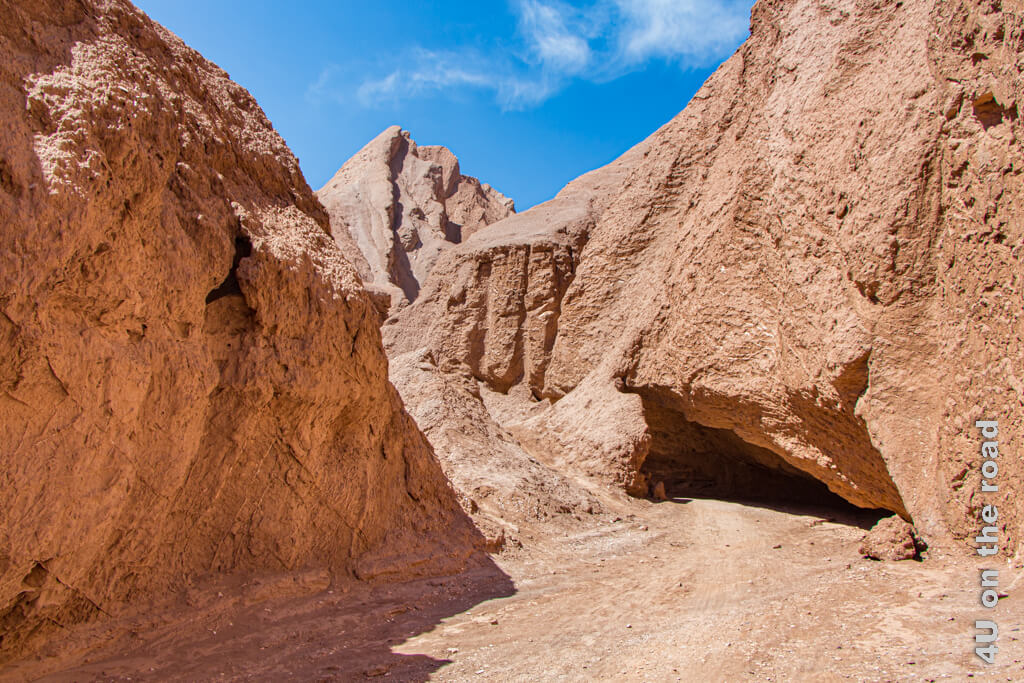 Der Weg durch die Garganta del Diabolo bei San Pedro de Atacama führt hier durch einen Tunnel, aber die Spuren zeigen, dass man auch darüber klettern kann.