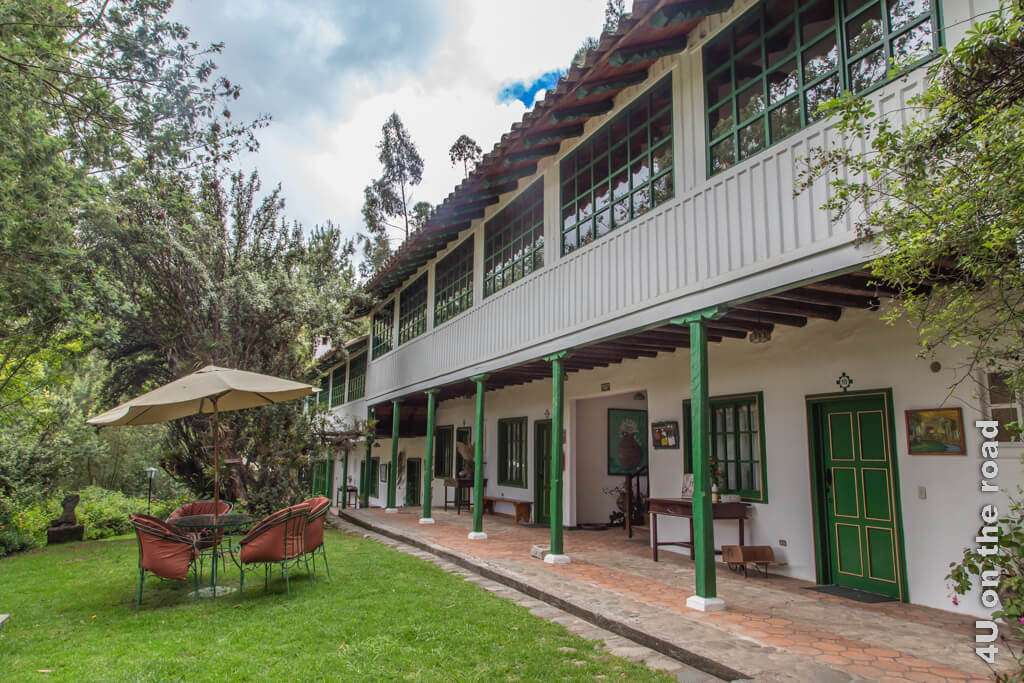 Auf dem Weg durch den Garten geht es zum Haupthaus der Posada Ingapirca, indem sich auch die Esszimmer befinden.