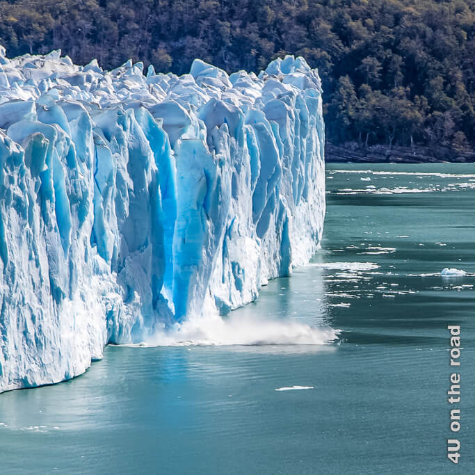 Der Zacken löst sich aus der Eiswand des Perito Moreno Gletschers. An der Stelle leuchtet das Blau.