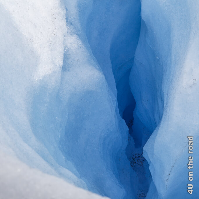 Diese Gletscherspalte ist tief und wird nach unten immer schmaler. Wasser sieht man keines. Perito Moreno Gletscher